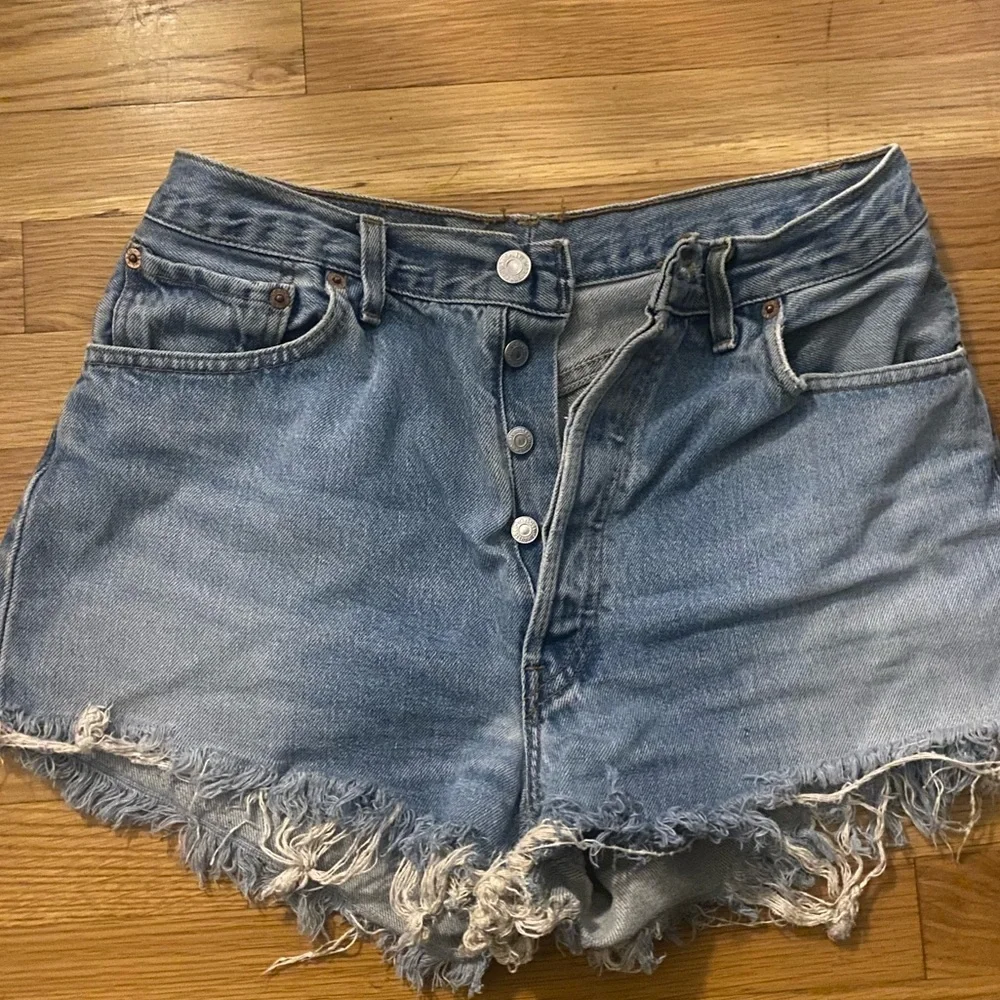 Levi’s 501 Original Cutoff Denim Shorts - Picture 2 of 4